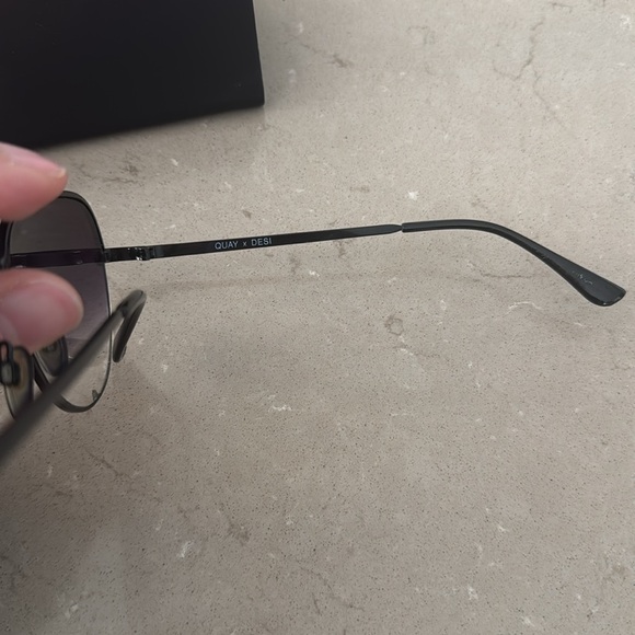 Quay x Desi High Key Sunglasses with hard case - Picture 3 of 4